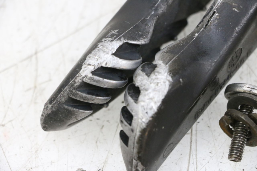 photo de PAIRE CALE PIED ARRIERE MBK BOOSTER SPIRIT NAKED 50 (2004 - 2017) - Zoom état d’usage