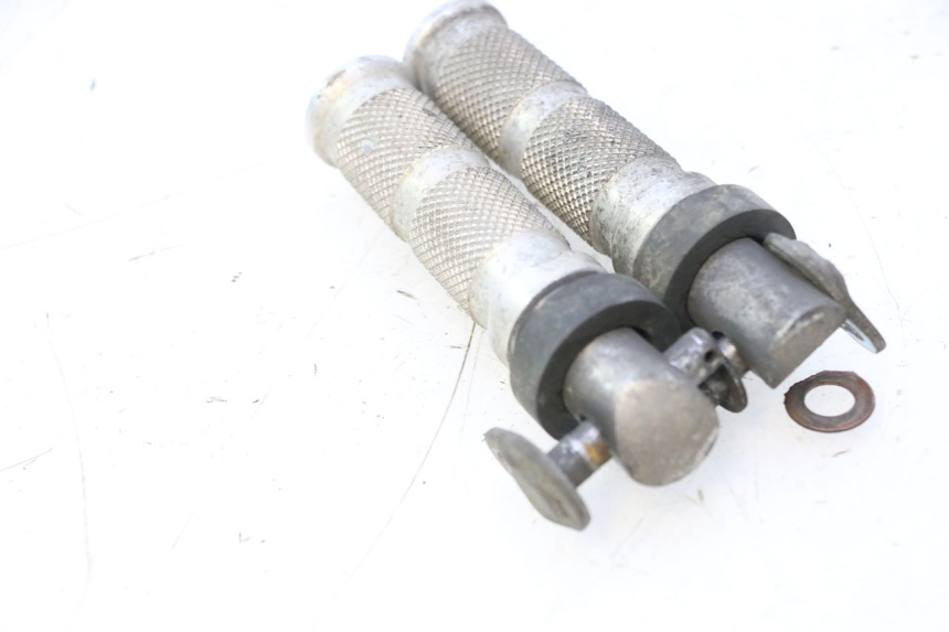 photo de PAIRE CALE PIED ARRIERE HONDA CB F HORNET 600 (2005 - 2006) - Zoom état d’usage