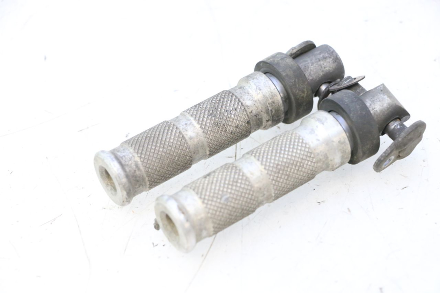 photo de PAIRE CALE PIED ARRIERE HONDA CB F HORNET 600 (2005 - 2006) - Autre angle de vue