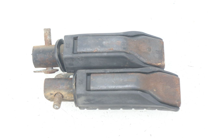 photo de PAIRE CALE PIED ARRIERE HONDA CBR R 125 (2003 - 2006) - Gros plan technique