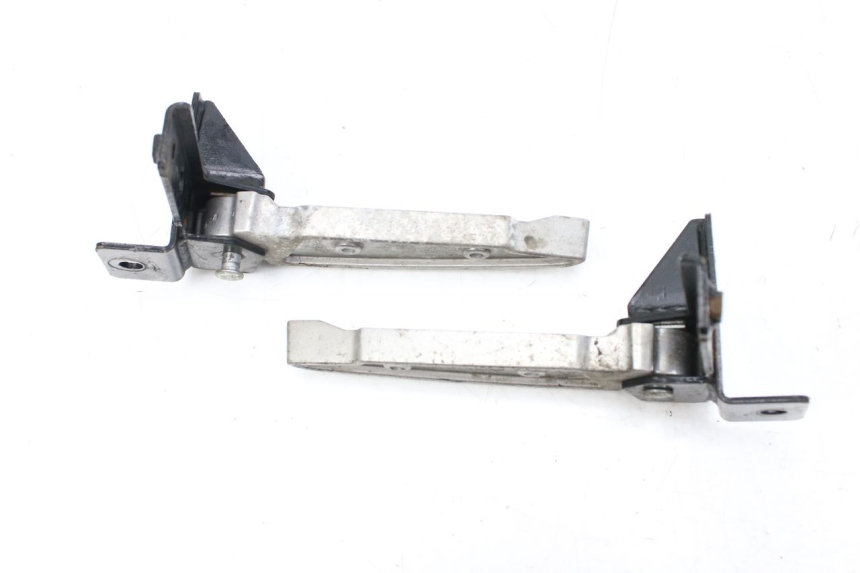 photo de PAIRE CALE PIED ARRIERE PEUGEOT CITYSTAR 125 (2011 - 2017) - Gros plan technique