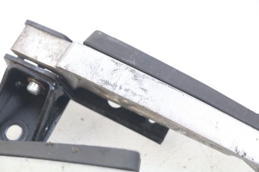 photo de PAIRE CALE PIED ARRIERE PEUGEOT CITYSTAR 125 (2011 - 2017) - Zoom état d’usage