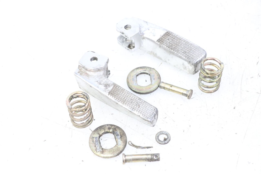 photo de PAIRE CALE PIED ARRIERE DAELIM BESBI 125 (2007 - 2008) - Vue principale