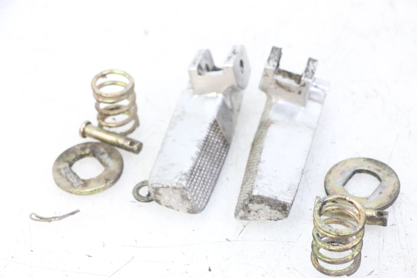 photo de PAIRE CALE PIED ARRIERE DAELIM BESBI 125 (2007 - 2008) - Détail de la pièce