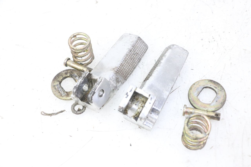 photo de PAIRE CALE PIED ARRIERE DAELIM BESBI 125 (2007 - 2008) - Zoom état d’usage