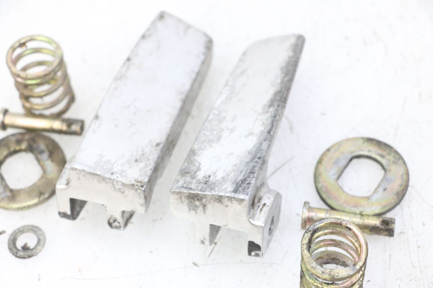 photo de PAIRE CALE PIED ARRIERE DAELIM BESBI 125 (2007 - 2008) - Autre angle de vue