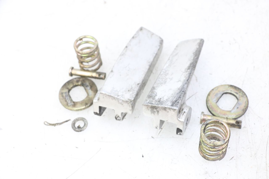 photo de PAIRE CALE PIED ARRIERE DAELIM BESBI 125 (2007 - 2008) - Gros plan technique