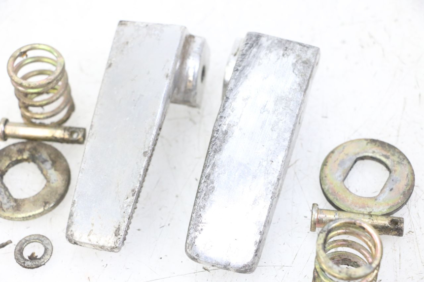 photo de PAIRE CALE PIED ARRIERE DAELIM BESBI 125 (2007 - 2008) - Vue d’ensemble