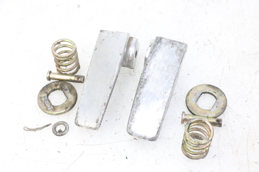 photo de PAIRE CALE PIED ARRIERE DAELIM BESBI 125 (2007 - 2008) - Points de fixation