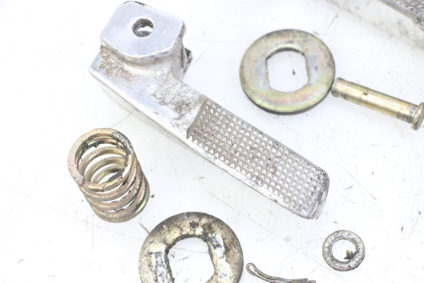 photo de PAIRE CALE PIED ARRIERE DAELIM BESBI 125 (2007 - 2008) - État de surface