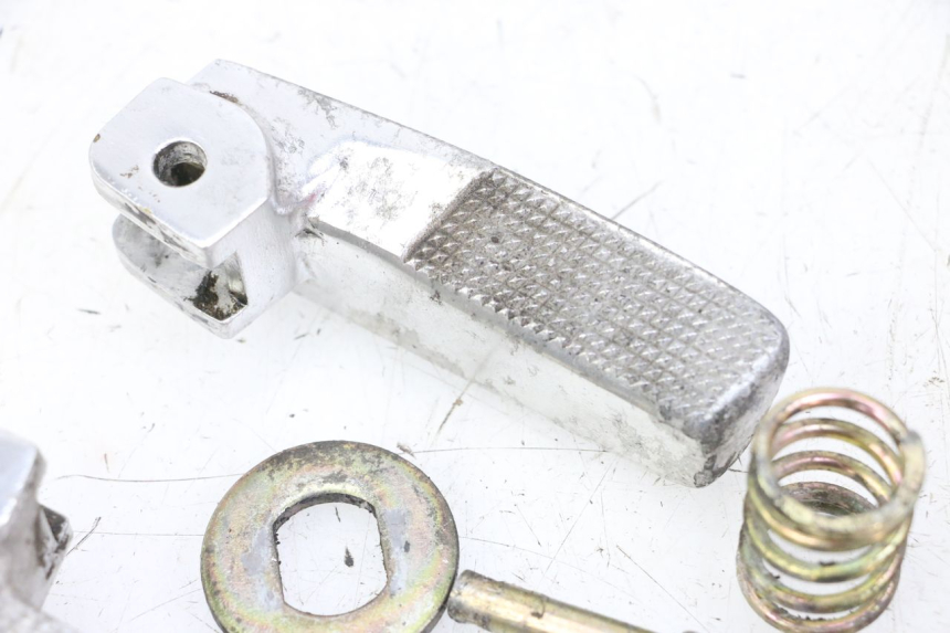 photo de PAIRE CALE PIED ARRIERE DAELIM BESBI 125 (2007 - 2008) - Pièce contrôlée