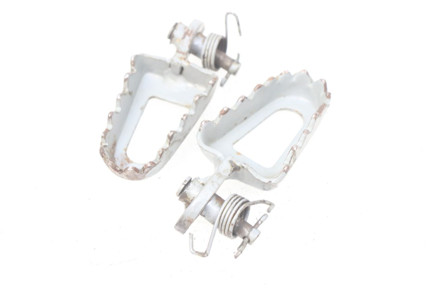 photo de PAIRE CALE PIED ARRIERE LONCIN DIRT BIKE 125 - Autre angle de vue
