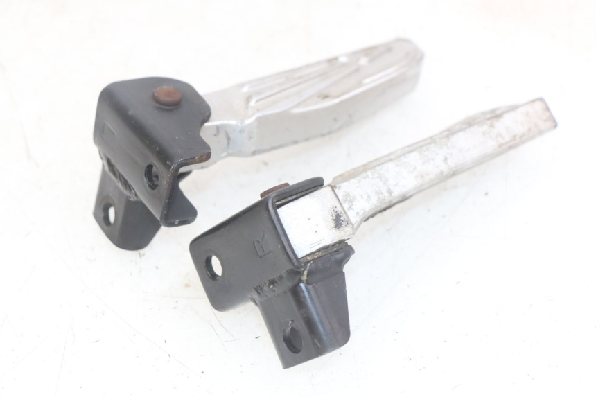 photo de PAIRE CALE PIED ARRIERE SYM FIDDLE 3 III 125 (2014 - 2020) - Gros plan technique