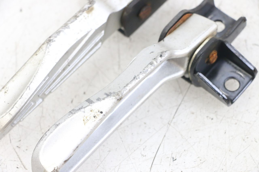 photo de PAIRE CALE PIED ARRIERE SYM FIDDLE 3 III 125 (2014 - 2020) - Zoom état d’usage