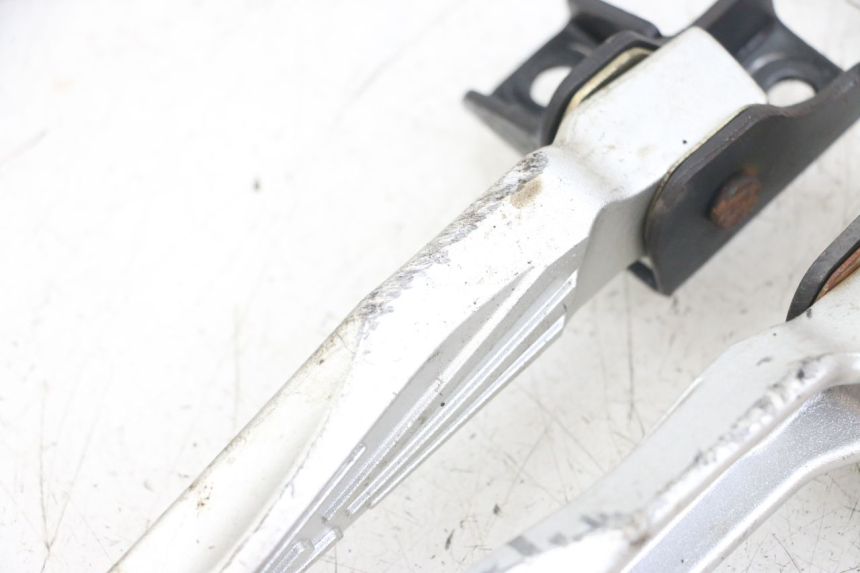 photo de PAIRE CALE PIED ARRIERE SYM FIDDLE 3 III 125 (2014 - 2020) - Autre angle de vue