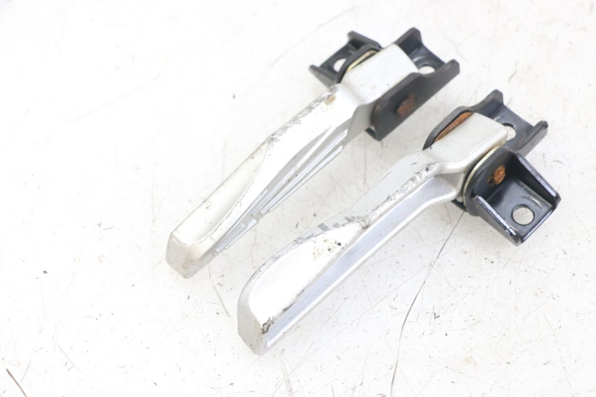 photo de PAIRE CALE PIED ARRIERE SYM FIDDLE 3 III 125 (2014 - 2020) - Gros plan technique