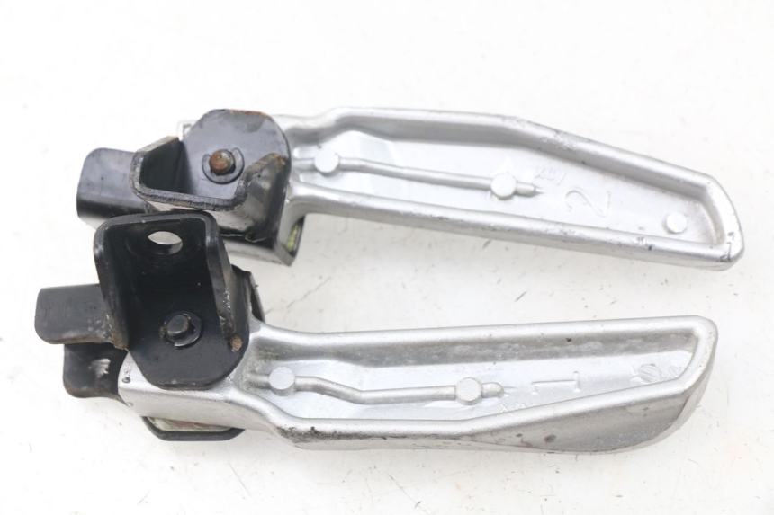 photo de PAIRE CALE PIED ARRIERE SYM FIDDLE 3 III 50 (2014 - 2020) - Zoom état d’usage