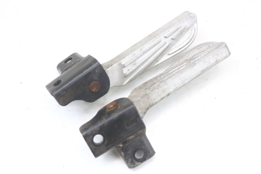 photo de PAIRE CALE PIED ARRIERE SYM FIDDLE 3 III 50 (2014 - 2020) - Gros plan technique