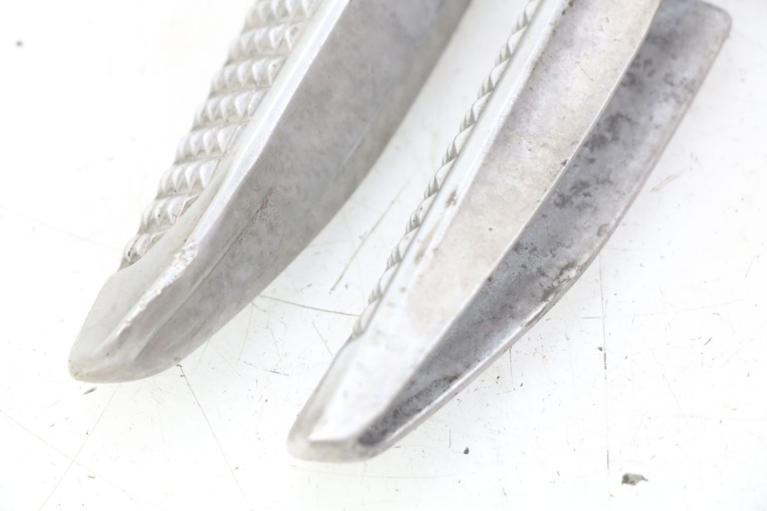 photo de PAIRE CALE PIED ARRIERE HONDA FORZA 125 (2015 - 2016) - Détail de la pièce