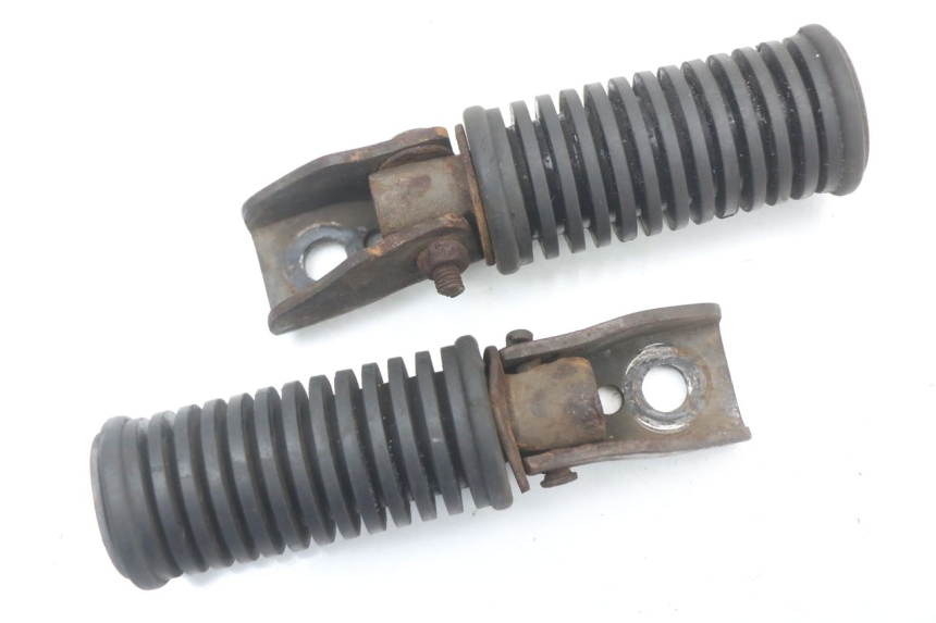photo de PAIRE CALE PIED ARRIERE SUZUKI GN 125 (1997 - 2000) - Vue principale