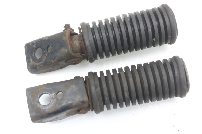 photo de PAIRE CALE PIED ARRIERE SUZUKI GN 125 (1997 - 2000) - Zoom état d’usage