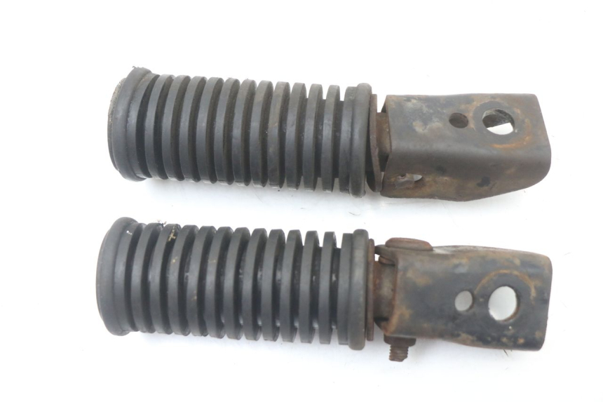 photo de PAIRE CALE PIED ARRIERE SUZUKI GN 125 (1997 - 2000) - Autre angle de vue