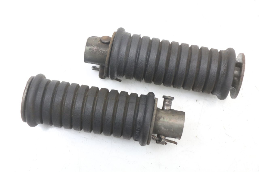 photo de PAIRE CALE PIED ARRIERE SUZUKI GSX E 250 (1982 - 1983) - Vue principale