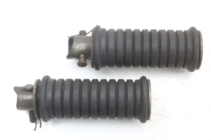 photo de PAIRE CALE PIED ARRIERE SUZUKI GSX E 250 (1982 - 1983) - Zoom état d’usage