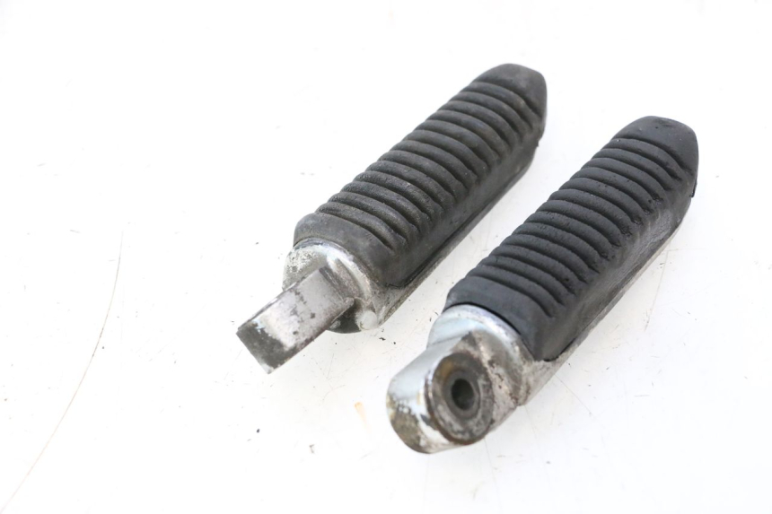 photo de PAIRE CALE PIED ARRIERE SUZUKI GSX F GSXF 750 (1988 - 1998) - Zoom état d’usage