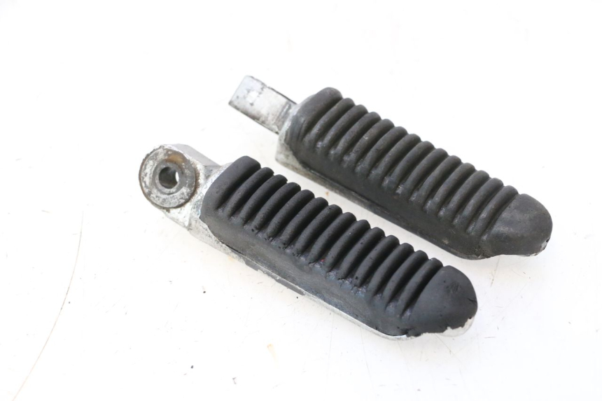 photo de PAIRE CALE PIED ARRIERE SUZUKI GSX F GSXF 750 (1988 - 1998) - Autre angle de vue