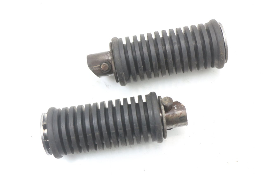 photo de PAIRE CALE PIED ARRIERE SUZUKI GZ MARAUDER 125 (1998 - 2004) - Vue principale