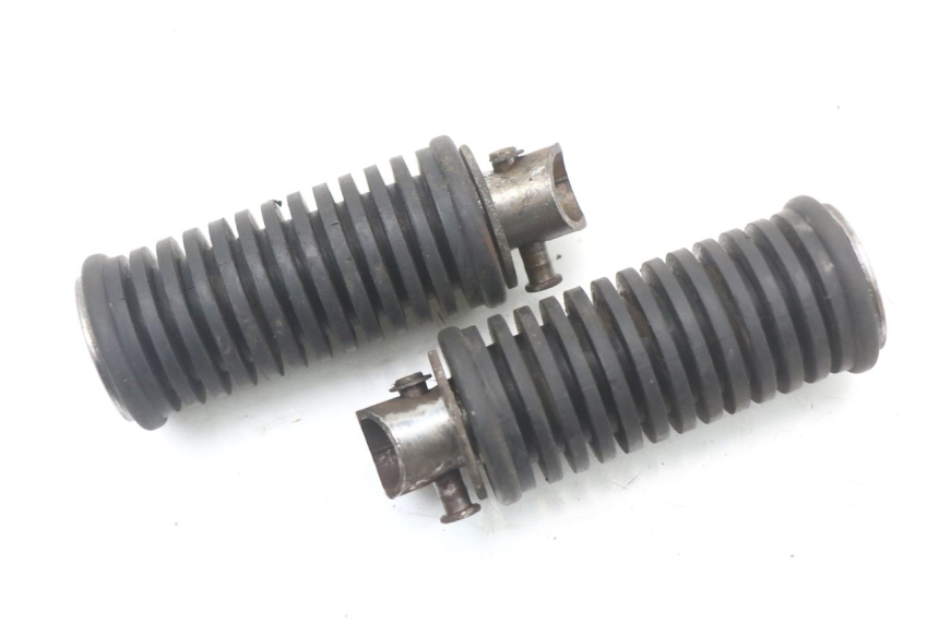 photo de PAIRE CALE PIED ARRIERE SUZUKI GZ MARAUDER 125 (1998 - 2004) - Détail de la pièce