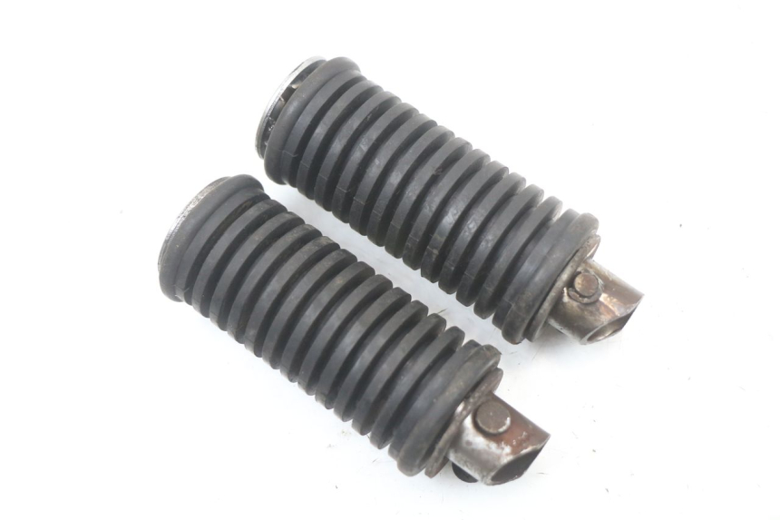 photo de PAIRE CALE PIED ARRIERE SUZUKI GZ MARAUDER 125 (1998 - 2004) - Zoom état d’usage