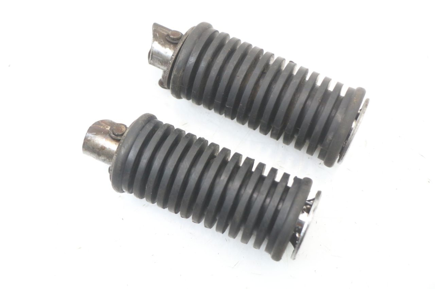 photo de PAIRE CALE PIED ARRIERE SUZUKI GZ MARAUDER 125 (1998 - 2004) - Autre angle de vue