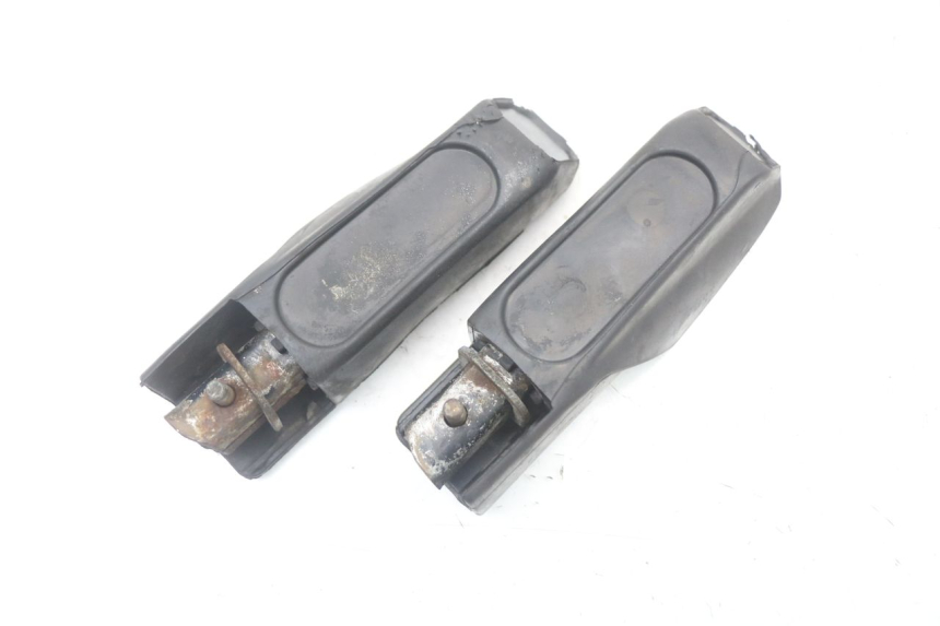 photo de PAIRE CALE PIED ARRIERE HONDA FES S-WING SWING 125 (2007 - 2015) - Gros plan technique