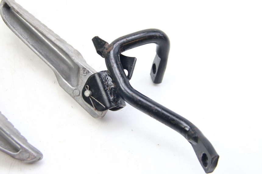 photo de PAIRE CALE PIED ARRIERE REVATTO IMPERATOR 125 (2007 - 2015) - Gros plan technique