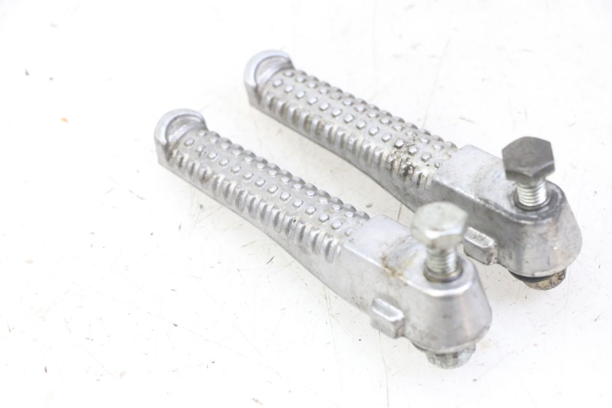 photo de PAIRE CALE PIED ARRIERE PEUGEOT JET FORCE CARBU 50 (2003 - 2016) - Détail de la pièce