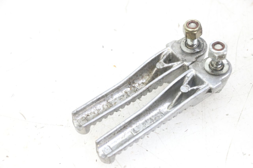 photo de PAIRE CALE PIED ARRIERE PEUGEOT JET FORCE CARBU 50 (2003 - 2016) - Zoom état d’usage