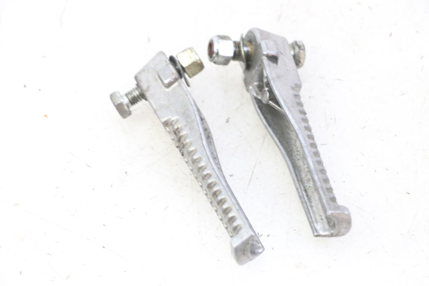 photo de PAIRE CALE PIED ARRIERE PEUGEOT JET FORCE CARBU 50 (2003 - 2016) - Autre angle de vue