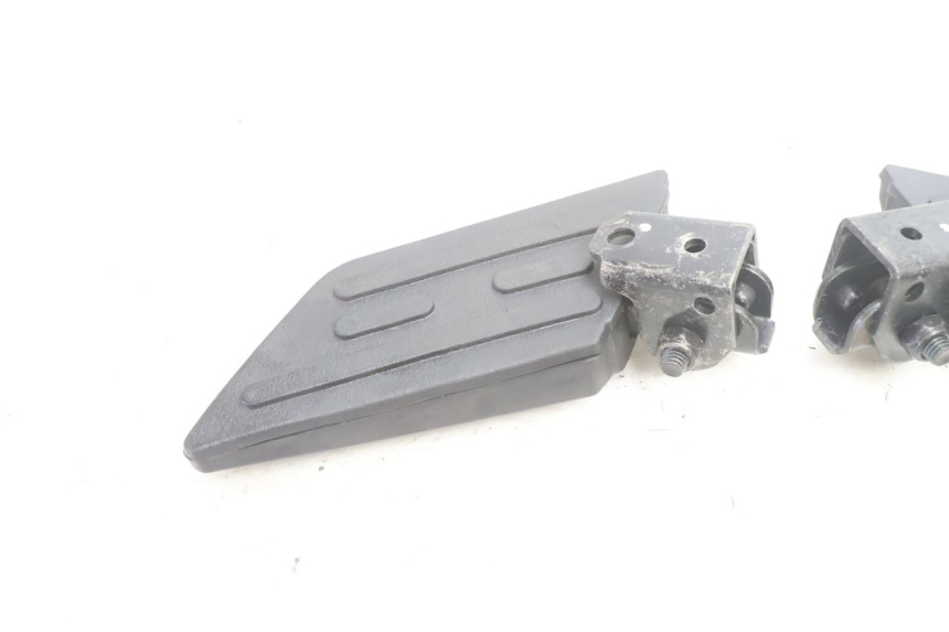 photo de PAIRE CALE PIED ARRIERE PEUGEOT KISBEE 2T 50 (2010 - 2017) - Points de fixation