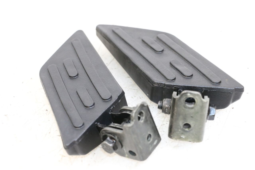 photo de PAIRE CALE PIED ARRIERE PEUGEOT KISBEE 4T 50 (2018 - 2022) - Gros plan technique