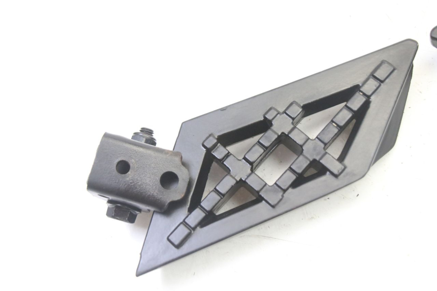 photo de PAIRE CALE PIED ARRIERE PEUGEOT KISBEE 4T 50 (2018 - 2022) - Détail de la pièce