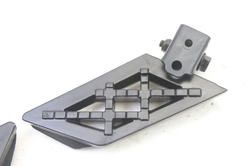 photo de PAIRE CALE PIED ARRIERE PEUGEOT KISBEE 4T 50 (2018 - 2022) - Zoom état d’usage