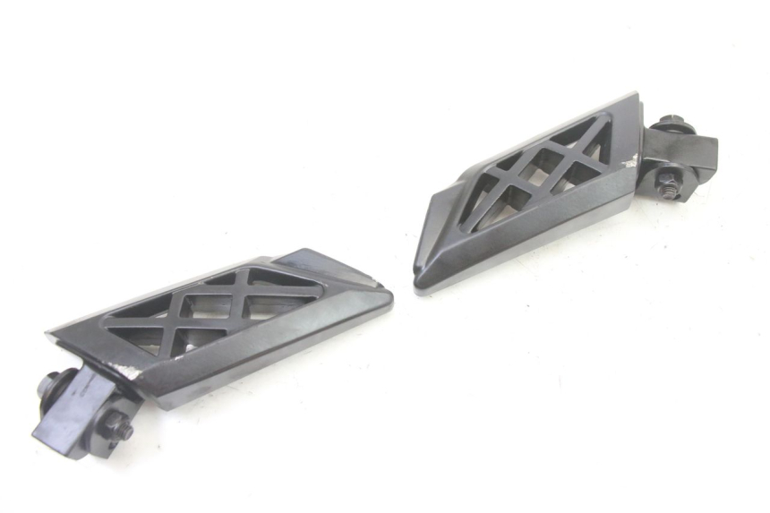 photo de PAIRE CALE PIED ARRIERE PEUGEOT KISBEE 4T 50 (2018 - 2022) - Gros plan technique