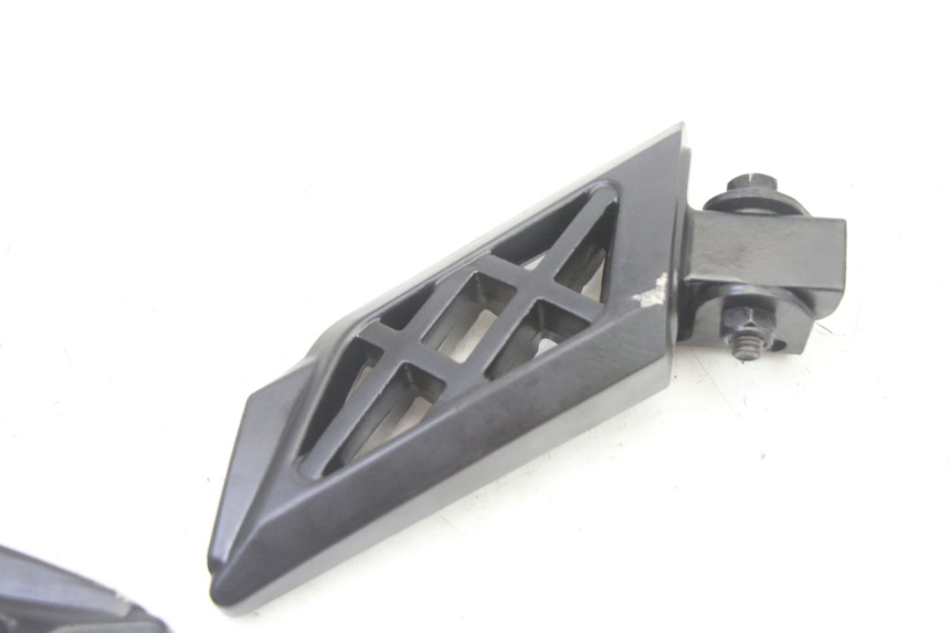 photo de PAIRE CALE PIED ARRIERE PEUGEOT KISBEE 4T 50 (2018 - 2022) - Points de fixation