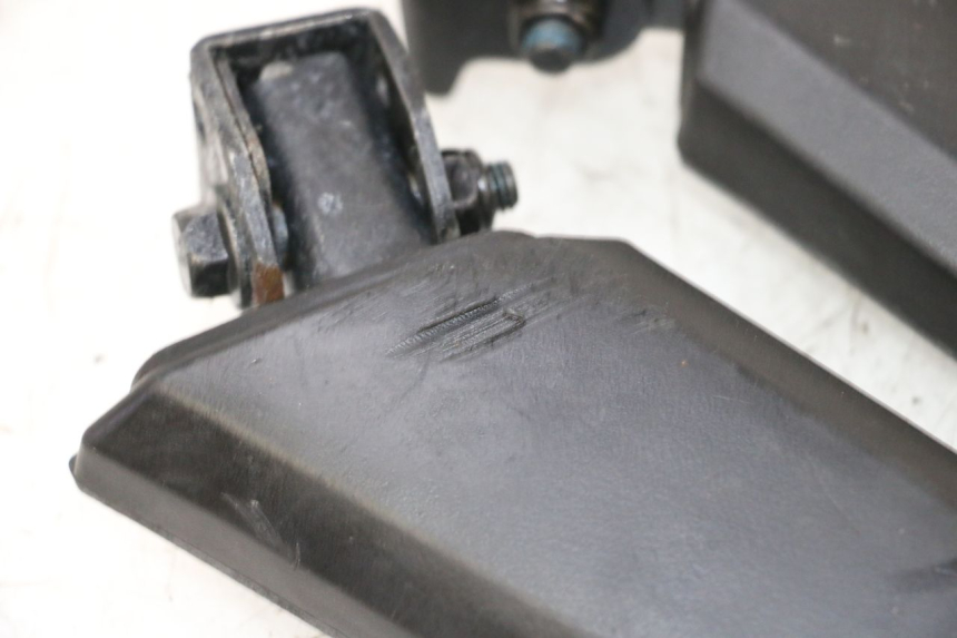 photo de PAIRE CALE PIED ARRIERE PEUGEOT KISBEE 4T 50 (2010 - 2017) - Gros plan technique