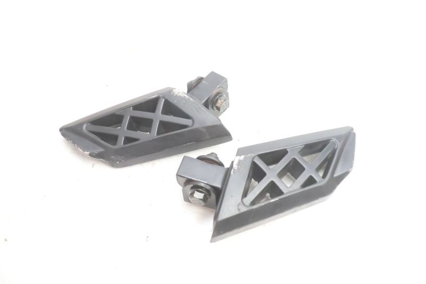 photo de PAIRE CALE PIED ARRIERE PEUGEOT KISBEE 4T 50 (2018 - 2022) - Vue rapprochée