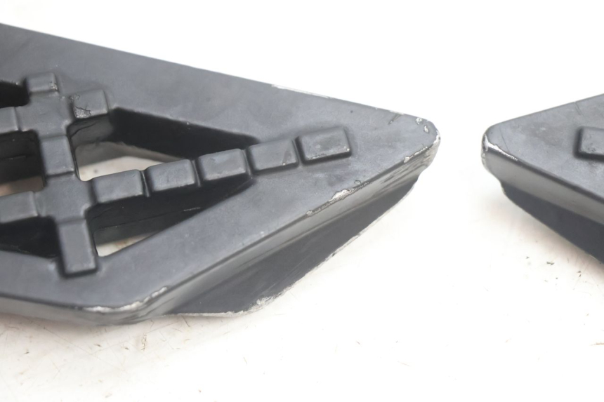 photo de PAIRE CALE PIED ARRIERE PEUGEOT KISBEE 4T 50 (2018 - 2022) - Gros plan technique