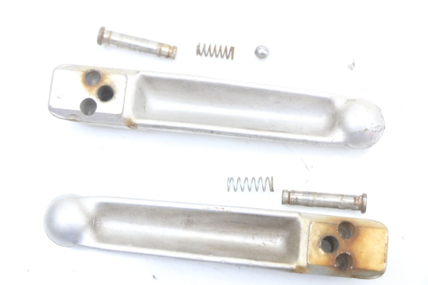 photo de PAIRE CALE PIED ARRIERE RENAULT KOURANOS 125 (2001 - 2004) - Détail de la pièce