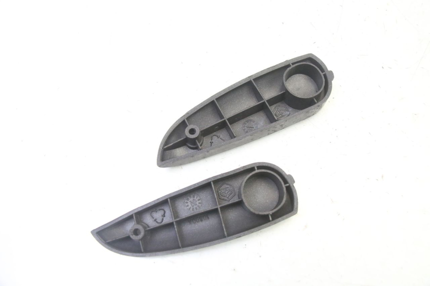 photo de PAIRE CALE PIED ARRIERE PIAGGIO LIBERTY 4T 50 (2009 - 2015) - Zoom état d’usage